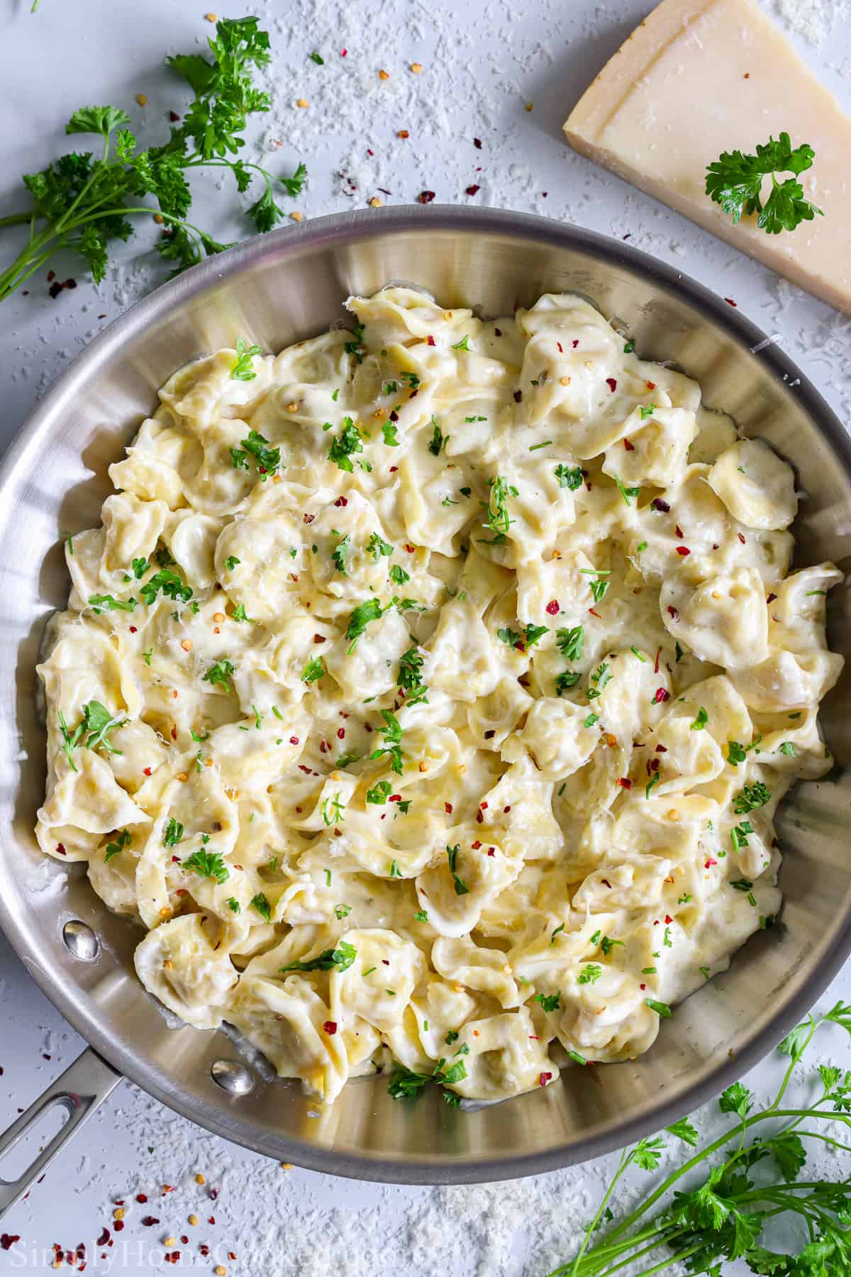 This Creamy Tortellini Alfredo is thick, cheesy, and with a touch of heat. You'll love the smooth texture and delicious flavors of this easy recipe. #tortellinialfredo #tortellinialfredorecie #creamytortellinialfredo #creamyalfredotortellini