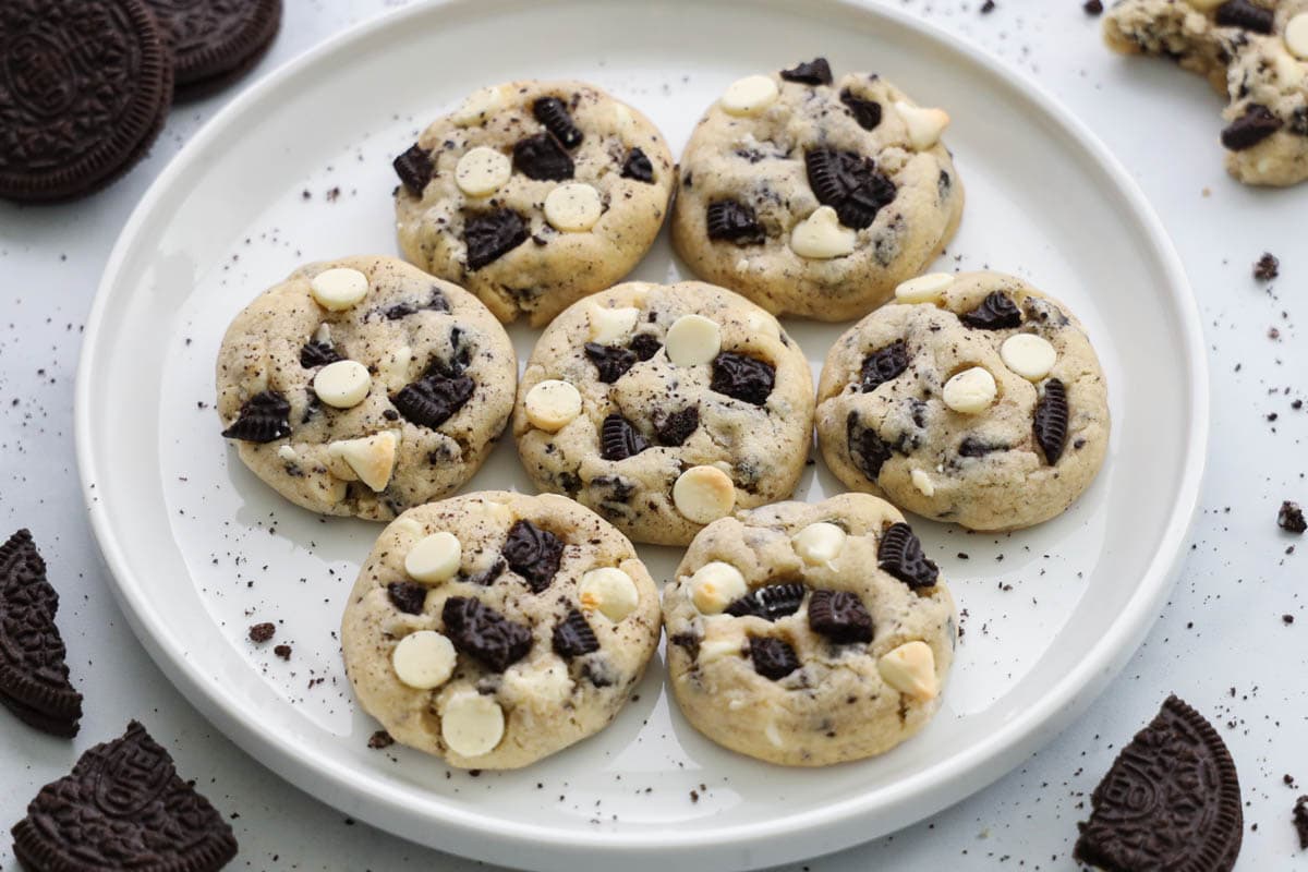 Cookies and Cream Cookies on a white plate.